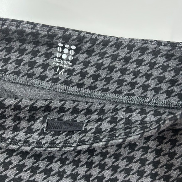 Title Nine Passport Ponte Mini Skirt Women's Size Medium Gray Houndstooth - Picture 2 of 7